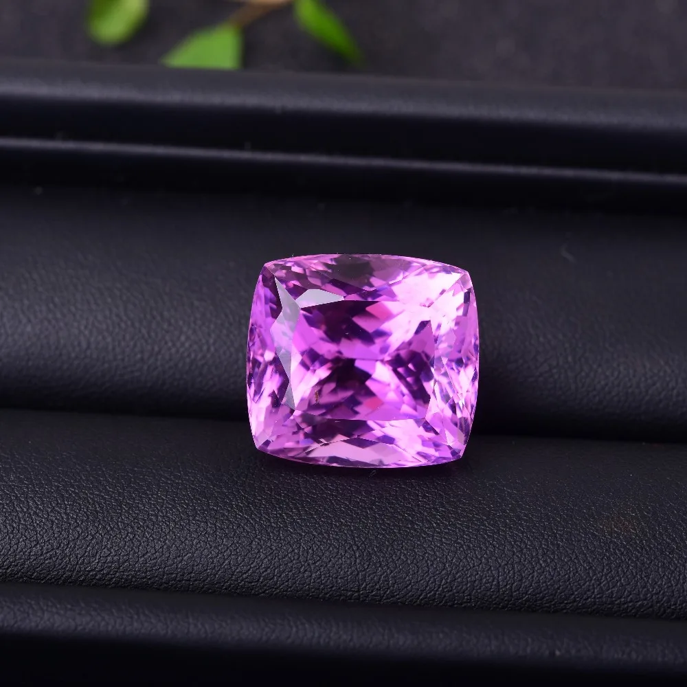 

Kunzite colour and lustre are beautiful and beautiful.Specifications: 21.2mm * 19.6mm * 16.3mm