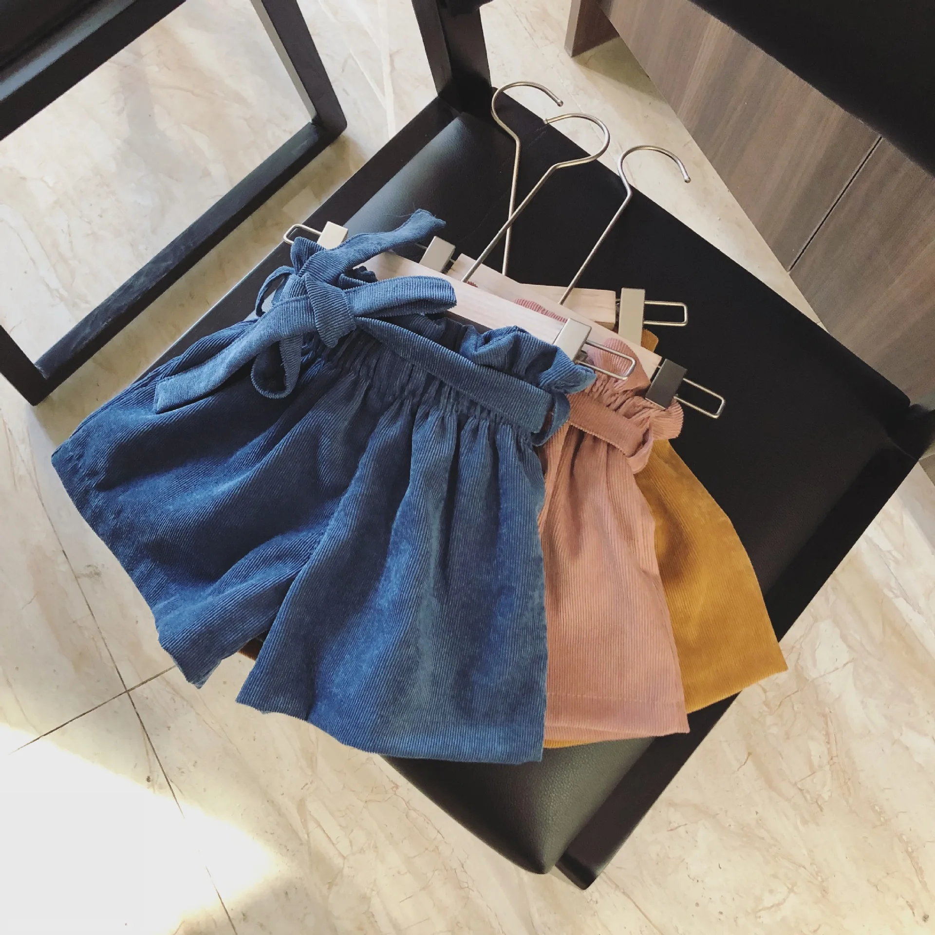 Короткие брюки для девочек; шорты ярких цветов для маленьких девочек Недорогая одежда; ; короткие штаны для девочек