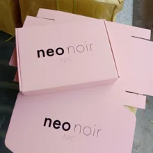 Лидер продаж 100 шт./лот изготовленный на заказ коробка гофрированной бумаги почтовой розовый цвет коробки с напечатанным логотипом упаковка волосы одежда для футболок коробки