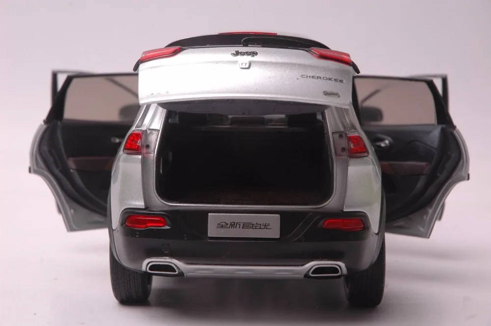 Details about  Jeep Cherokee car model in scale 118 silver 12