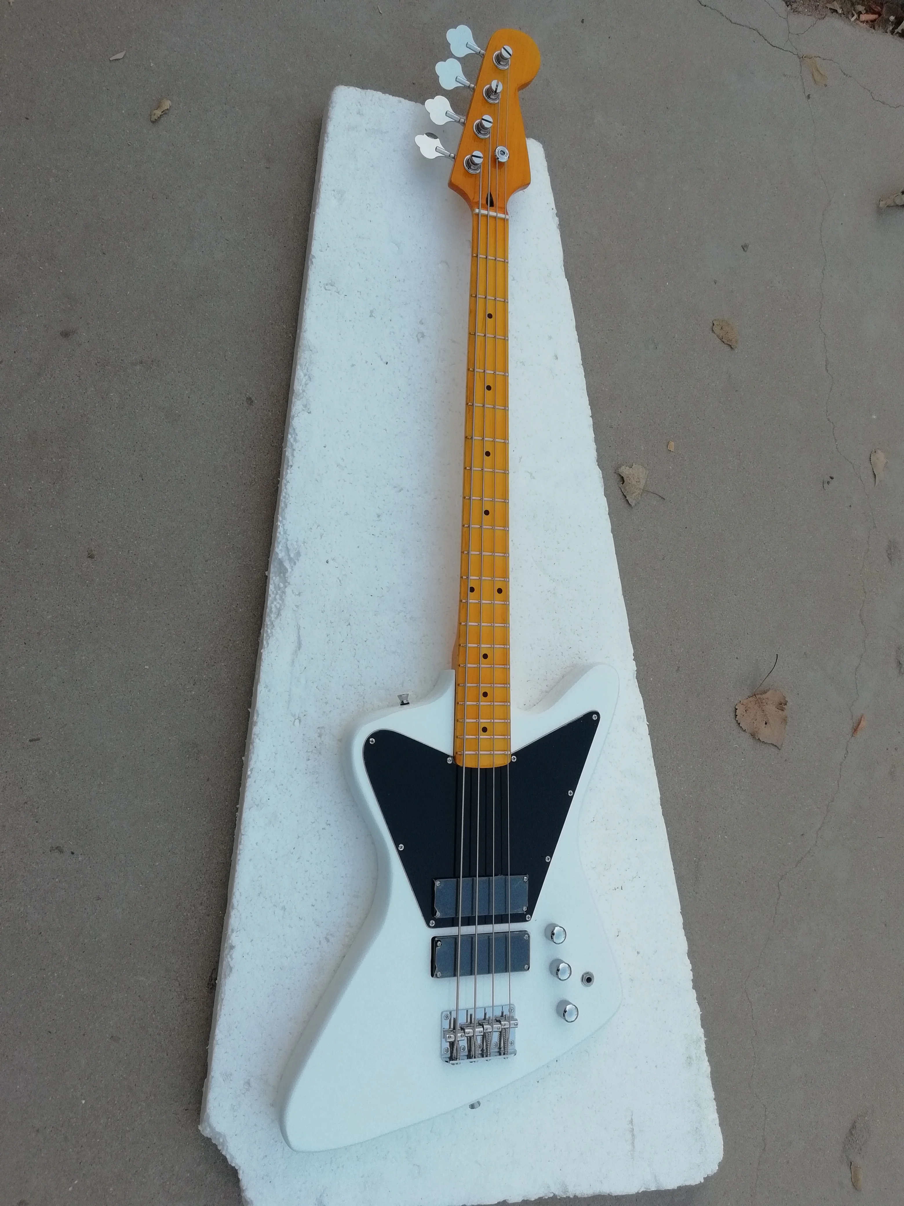 

High quality GYHP-034 white color solid body Black plate maple fretboard Chrome hardwares electric guitar, Free shipping!