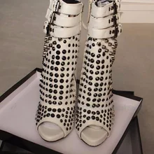 Лидер продаж; ботильоны с заклепками и шипами; Летние сандалии-гладиаторы с открытым носком и ремешком на щиколотке; сапоги с вырезами; женские ботинки; Цвет черный, белый