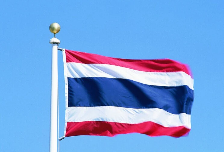 Lá cờ Thái Lan bắt đầu trở nên phổ biến trên toàn thế giới. Trong những năm gần đây, du lịch Thái Lan đã trở thành một sống trong cộng đồng du lịch quốc tế đáng chú ý. Những địa điểm nổi tiếng của Thái Lan như Phuket hay Bangkok thu hút hàng triệu khách du lịch mỗi năm. Nếu bạn thích du lịch, thì đừng bỏ qua những trải nghiệm đặc biệt mà Thái Lan mang lại. Hãy khám phá đất nước Chùa Vàng qua hình ảnh về lá cờ Thái Lan.