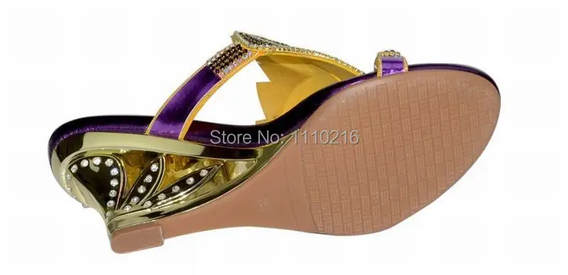 Г., новые летние блестящие женские шлепанцы с кристаллами модные золотисто-фиолетовые пикантные босоножки на танкетке со стразами обувь на каблуке с вырезами и цветами