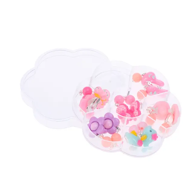 toddler girl play jewelry