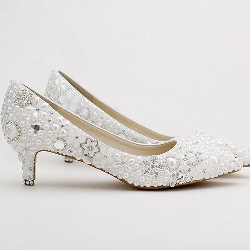 Белые свадебные туфли с острым носком украшенные жемчугом свадебные туфли под платье на каблуке средней высоты вечерние банкетные туфли-лодочки модная обувь со стразами ручной работы
