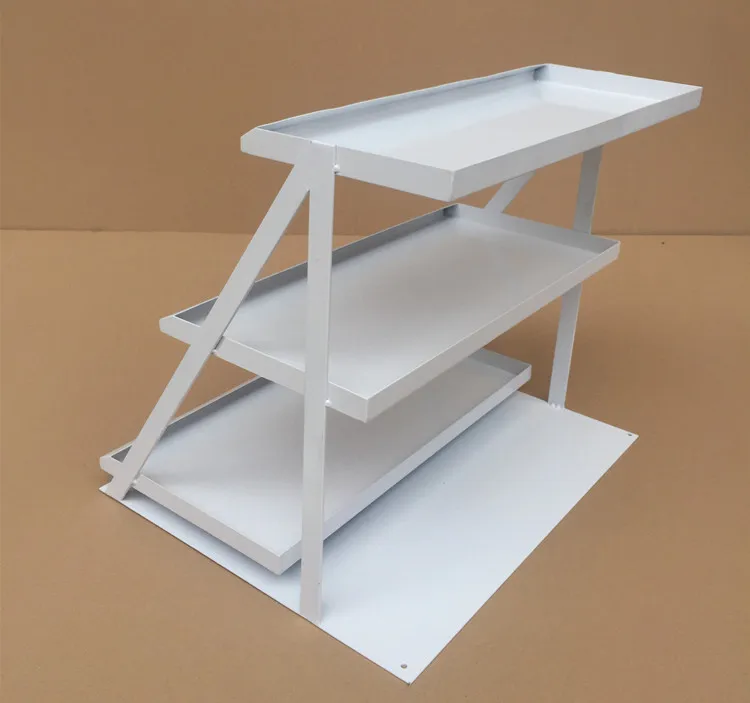 Water table three layers show. Gum shelves. Lipstick