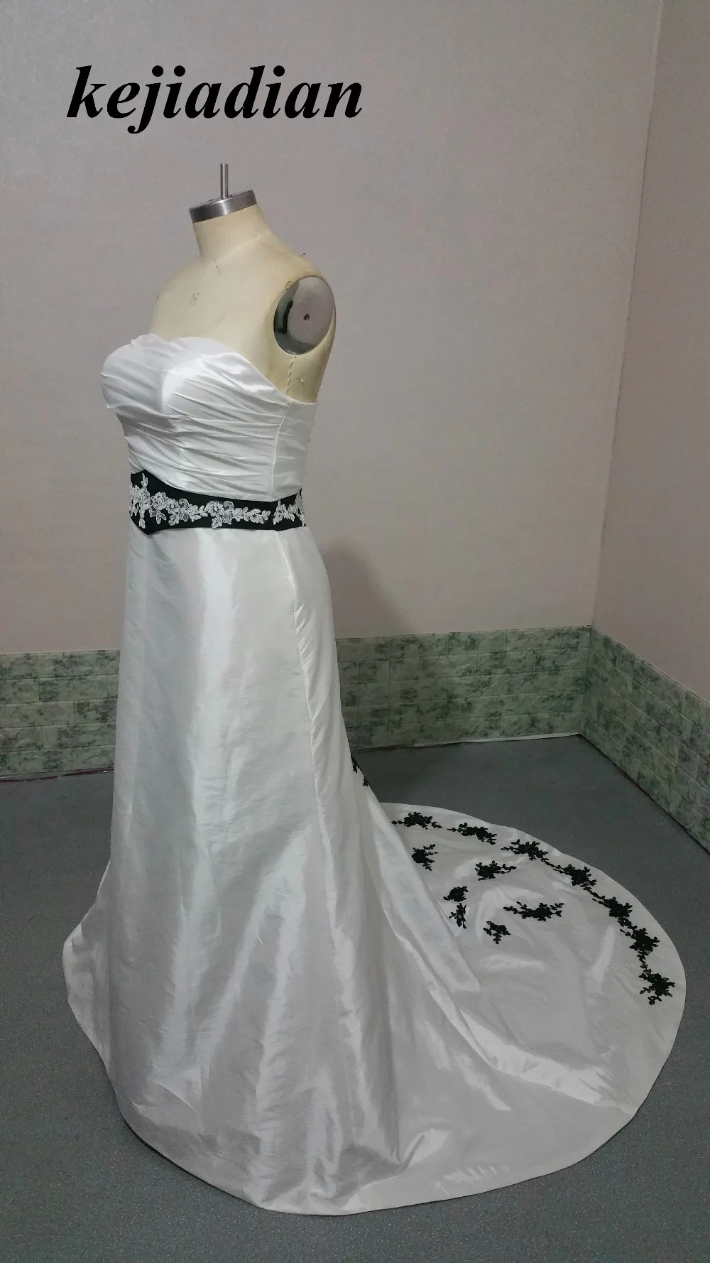 Новое средневековое свадебное платье для невесты с атласным верхом и бисером, Готические свадебные платья с черными длинными рукавами