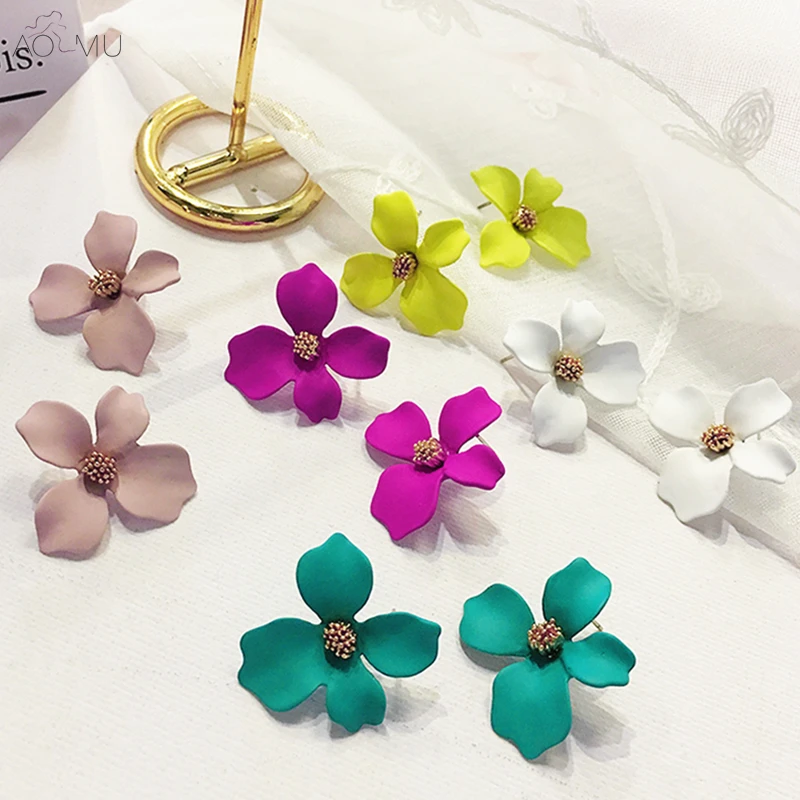 

AOMU 2018 New Korea Sweet Simple Personality Paint Metal Flower Irregular Petal Small Stud Earrings for Women Girl Summer Gift
