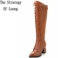 Женские зимние теплые сапоги до колена из натуральной кожи с натуральным лицевым покрытием; модные сапоги из тисненой кожи на высоком каблуке