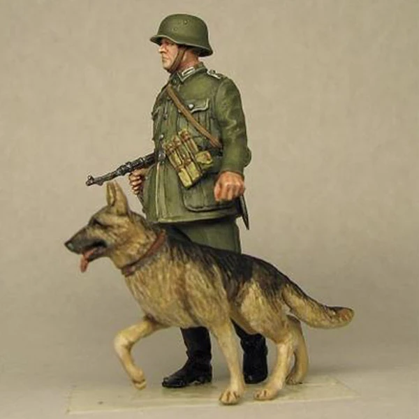 Модель солдата из смолы 1/35 немецкий солдат с собакой несобранный