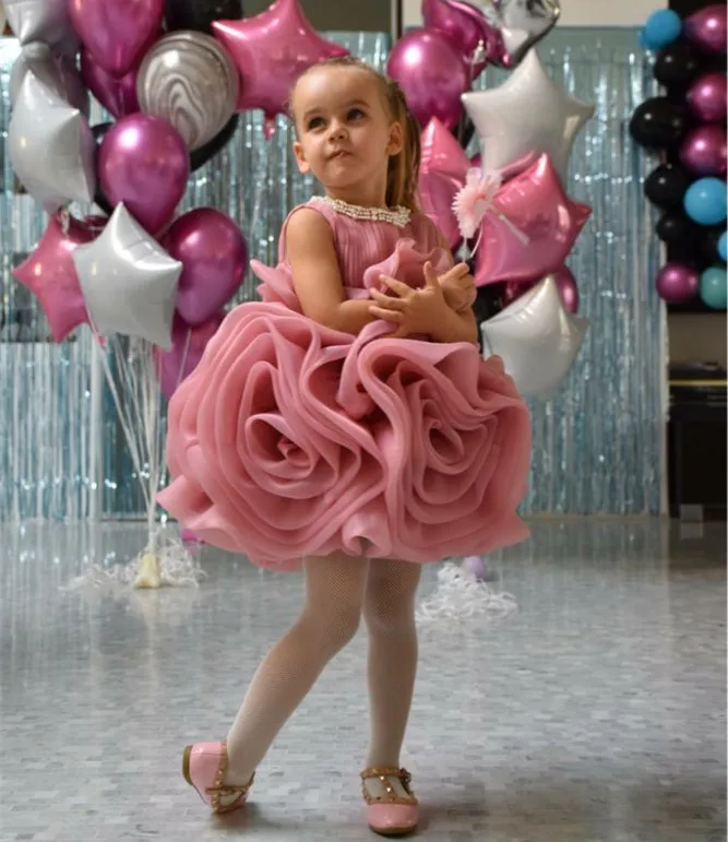 По колено Румяна розового цвета для маленьких девочек Пышное Платье бальный наряд с цветочным рисунком платья с жемчужинами вырезом для конкурсов красоты для маленьких 1 год День рождения бальное платье