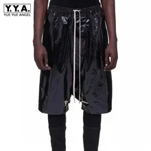 Брендовые мужские короткие черные шаровары с низкой слонкой из лакированной кожи для подиума, повседневные свободные шорты в стиле хип-хоп с эластичной резинкой на талии