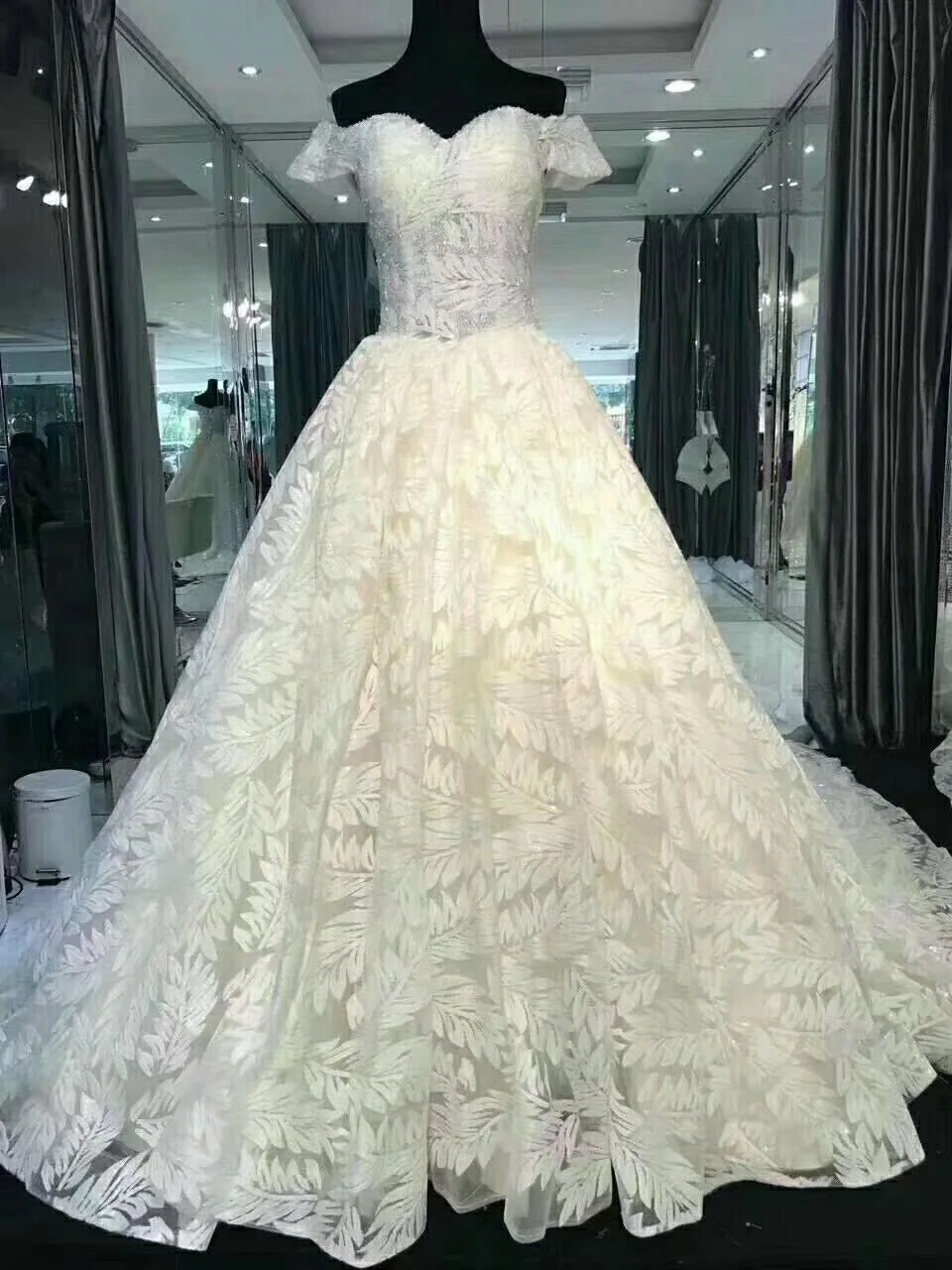 

CloverBridal haute qualite sans tailleur de lepaule nouveau tissu en dentelle de lepaule manches courtes robe de mariage 2017