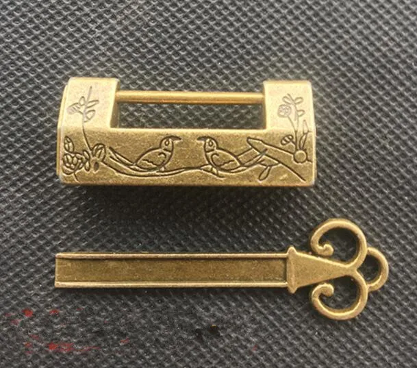 Chinese pure brass Magpie plum flower small lock | Дом и сад