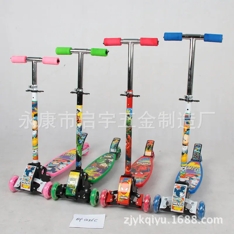 

LK708 Four Rollers Iron Foot Scooter 4 Gear Height Can Lift Children Folding Scooter with 4 PVC Flashing Wheels 50kg Bearing