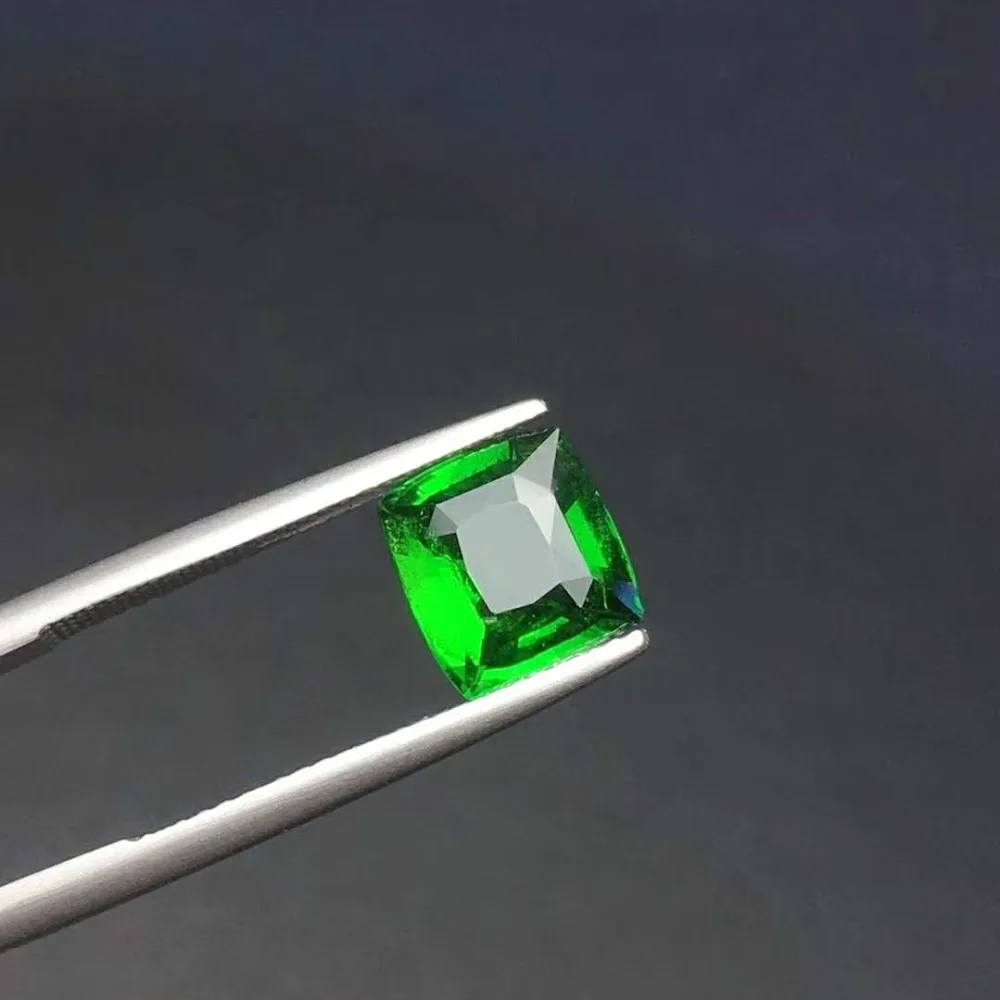 

Natural garnet,Beautiful emerald green,Exquisite workmanship,Weight 3.04ct,Specification 8.7 * 7.8mm