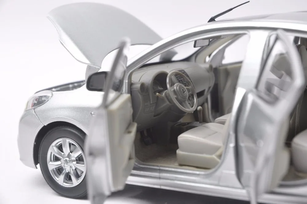 1:18 литая под давлением модель для Nissan Sunny Almera 2012 серебряный сплав игрушечный автомобиль миниатюрная Коллекция подарков Versa
