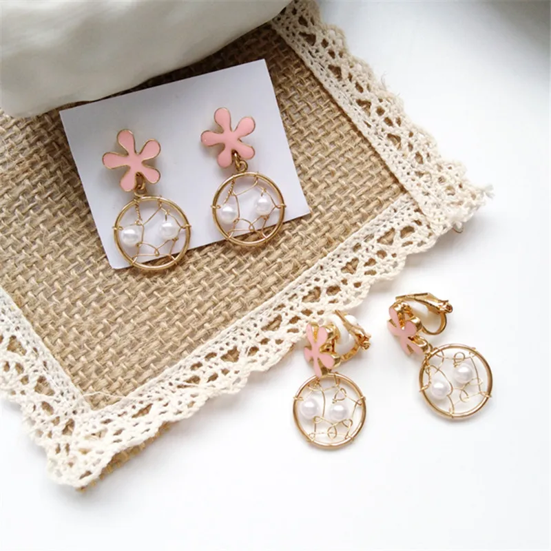 

Fashion exquisite individual character geometry flowers stud earrings worn daily by simple girl metal ear clip female wholesale