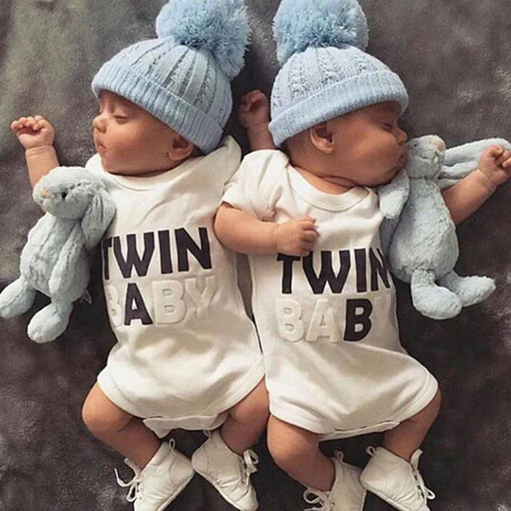 Одежда для новорожденных близнецов одежда для маленьких мальчиков и девочек Черная буква принт комбинезон игровой костюм с коротким рукавом одинаковые комплекты