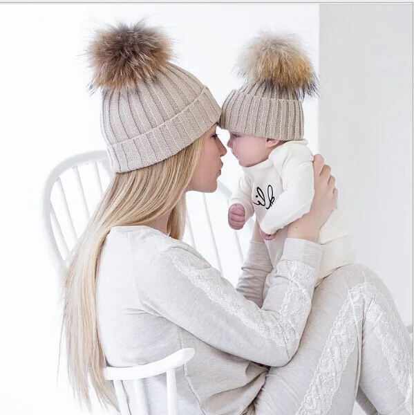 Новинка года; модные теплые зимние шапки «Мама и я» для маленьких мальчиков и девочек; вязаная шапочка с помпоном