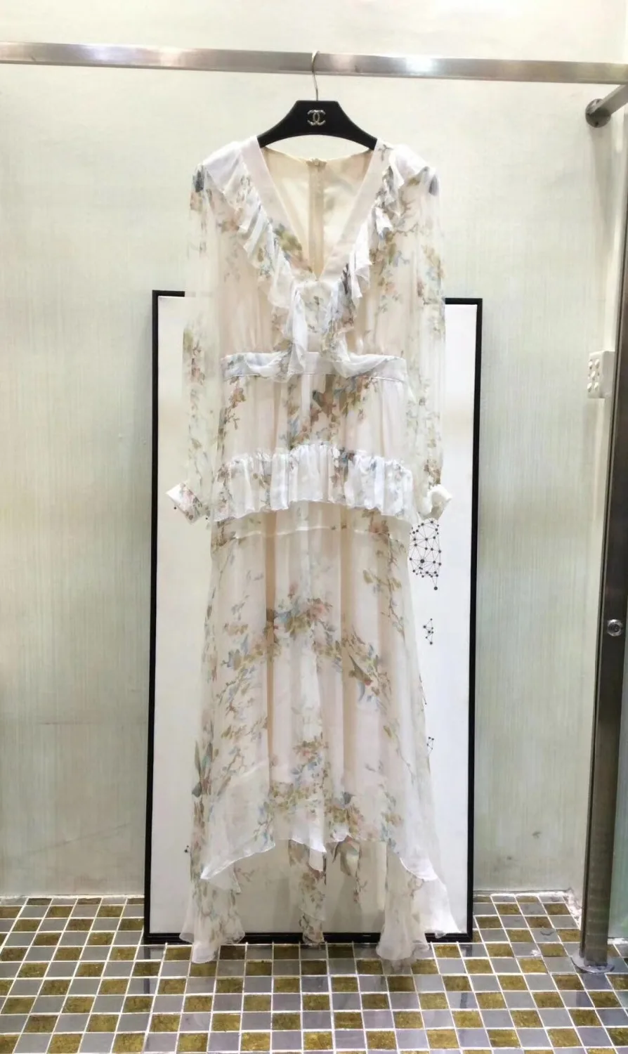Женское платье миди с длинными рукавами и v-образным вырезом из шелка с цветочным принтом