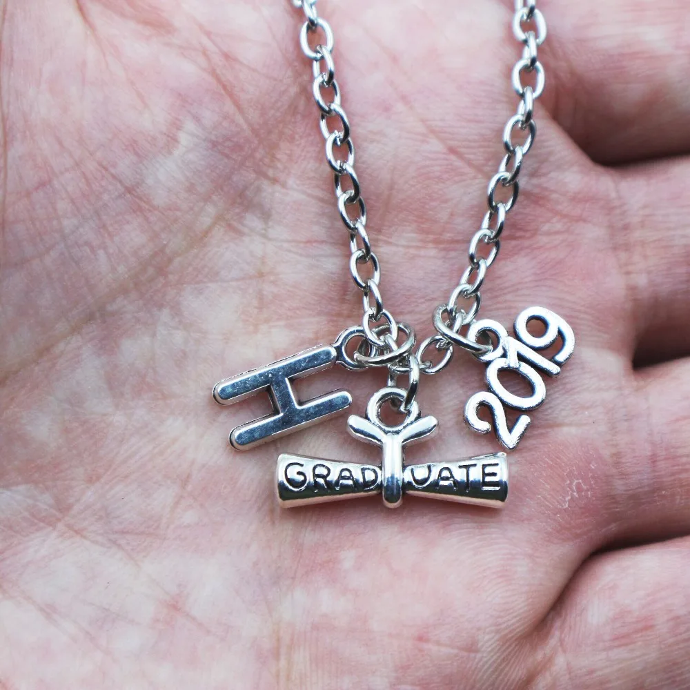 

1pcs Gift for Graduate Student Personalized Graduation necklace 2019 letter A-Z Graduate Necklace dropshipping