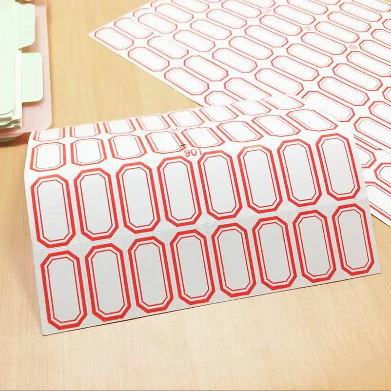 Клеится наклейка. Виниловая наклейка на стекло автомобиля. Клеится наклейка. Самоклеящиеся наклейки. Наклейки из оракала.