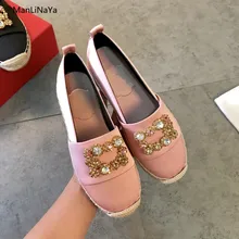 Фирменный дизайн; обувь в рыбацком стиле с квадратной пряжкой и стразами; соломенное вязание; повседневная женская обувь; атласные женские лоферы без застежки с круглым носком