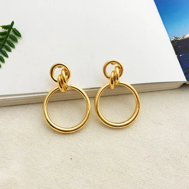 

Openwork Circle Street Beat Earrings Ladies Personality Temperament Fashion Wild Atmosphere Trend Semicircle Splice Earrings