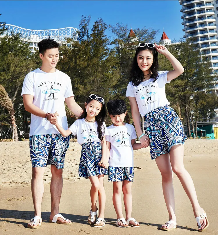 Семейные комплекты туристическая Одежда модное цельнокроеное платье с короткими рукавами для мамы и дочки пляжные шорты для малышей