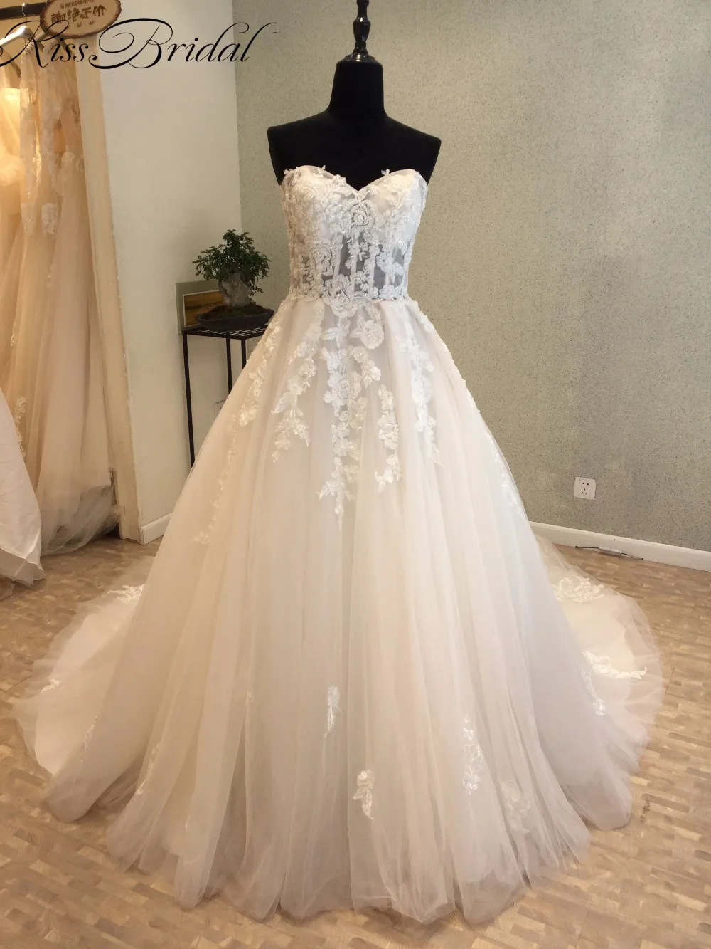 Sleeveless Lace Wedding Dress 6