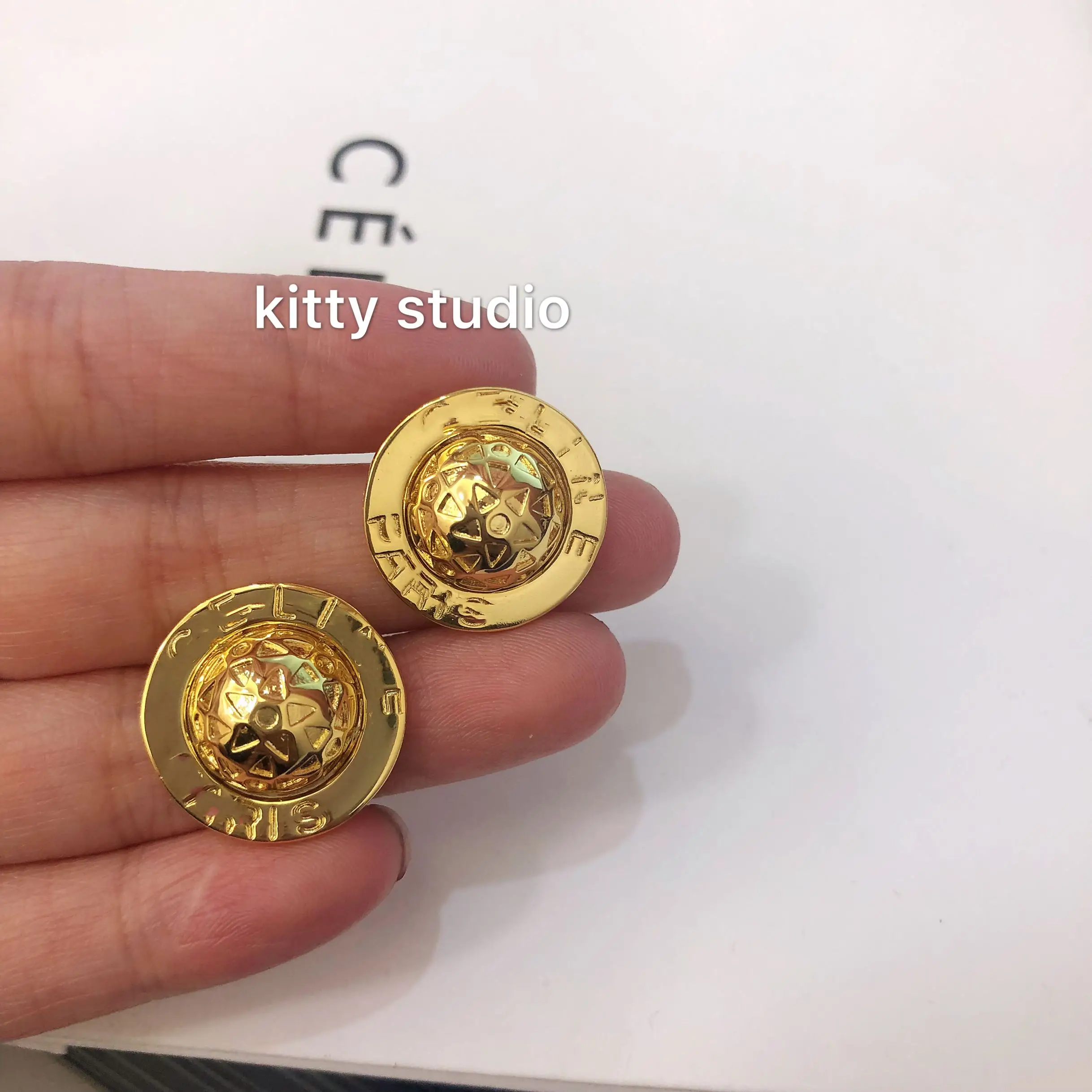 

Brass Cool Wind Round Ear Nails Big Cake Personality Euramerican Round Cake Earrings