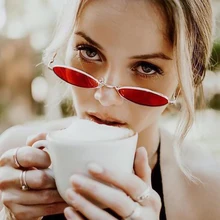 Ретро небольшой овальные очки Женщины Черный цвет, для мужчин красного цвета для девочек женские очки Роскошные Металлические солнцезащитные очки леди Винтаж зеркало UV400