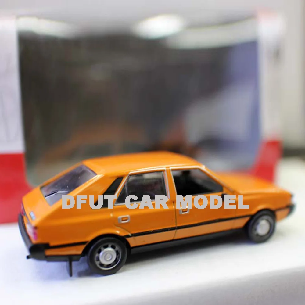 Литой под давлением автомобиль из 1:43 сплава FSO POLONEZ модель детских игрушечных