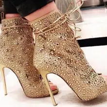 Лидер продаж; сезон весна; роскошные женские ботинки со стразами на шнуровке; пикантные женские ботильоны на высоком каблуке с открытым носком; ботильоны с вырезами и стразами