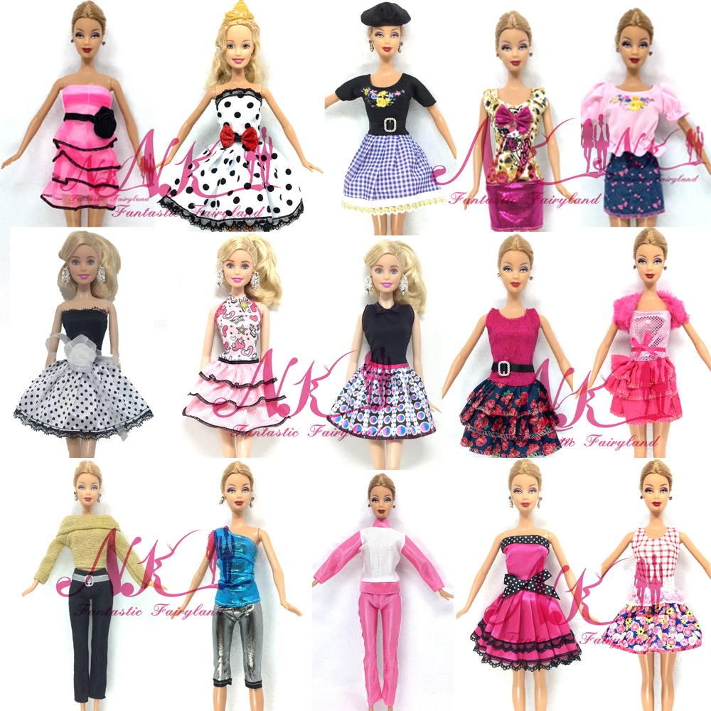 Платье для куколки. Модные платья для кукол. Красивые кукольные платья. Одежда для Барби. Кукла в красивом платье.
