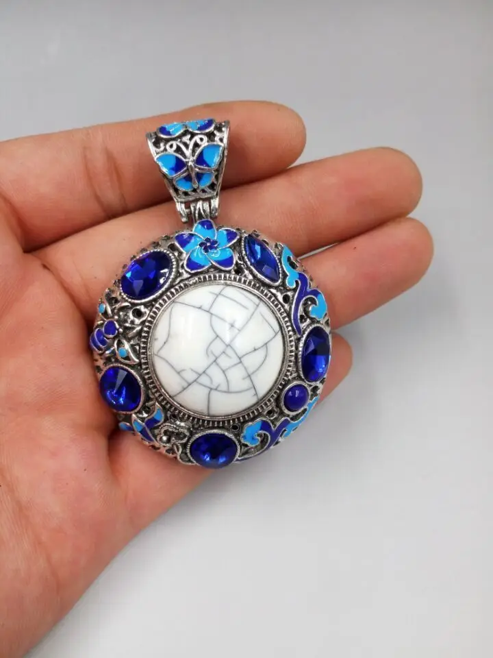 

Chinese Old Tibetan Silver Cloisonne Jade Circular Blue Gemstone Flower Pendant
