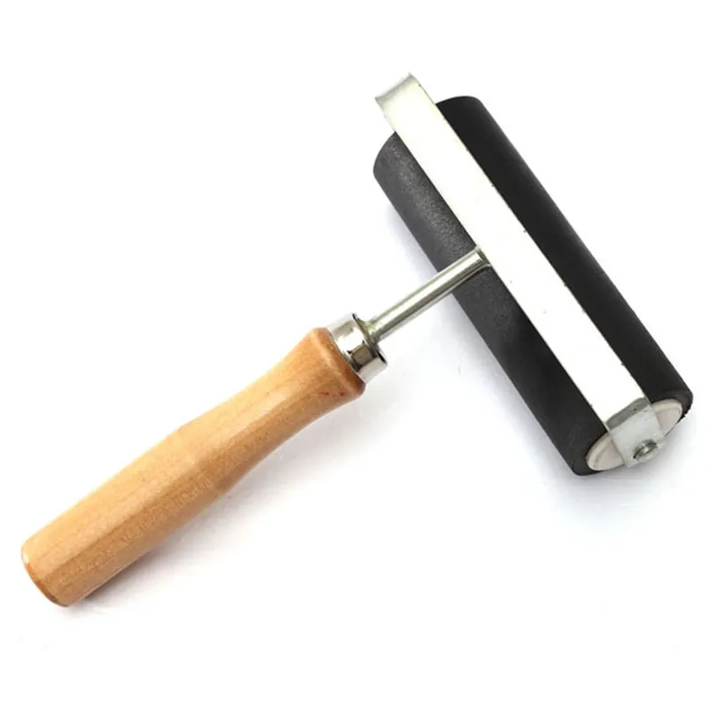 Rouleau En Caoutchouc Dur – Pour Lino, Pose De Papier Peint Ou Films – 6 Cm, Poignée Noire – Outil Bricolage & Loisirs Créatifs