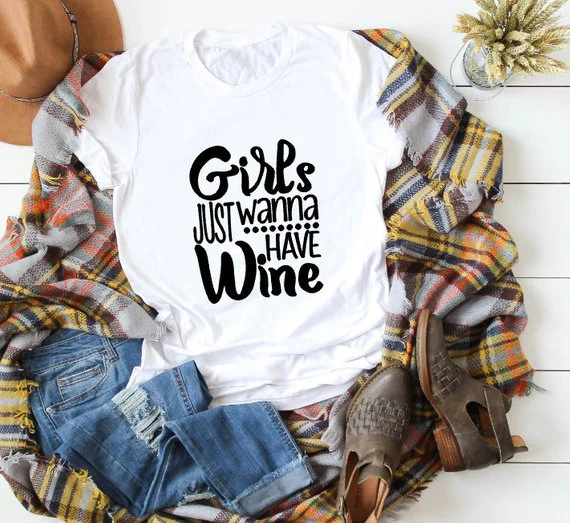 Женская футболка с надписью Just Want to Drink Wine | одежда