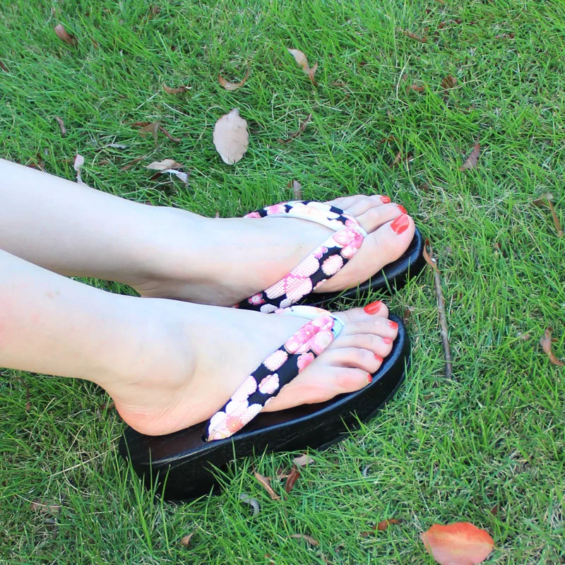 

Women's Med Heel Black Color Wood Sandal Crescent Moon Shape Classic Japan Geta Summer Flip Flops Beach Slippers Cosplay Shoes