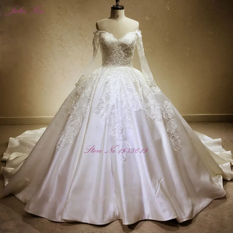 

Romantic Luxury Train Sweetheart Ball Gown Wedding Dresses With Appliques Lace Embroidery Full Sleeves Ivory Wedding Dresses