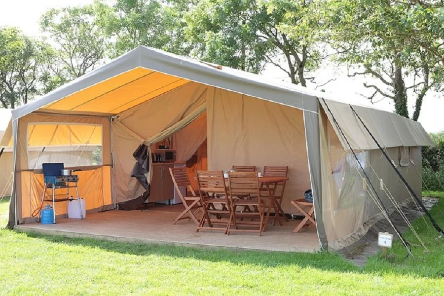 Обзор кемпинга. Сафари палатки глэмпинг. Safari Tent глэмпинг. Глэмпинг сафари тент. Фэмили тент глэмпинг.