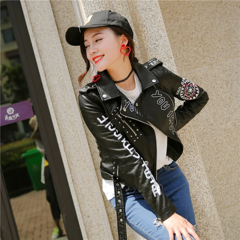 Осенняя модная куртка в стиле панк из искусственной кожи Женская приталенная куртка с буквенным принтом и длинным рукавом весенняя черная мотоциклетная куртка с граффити