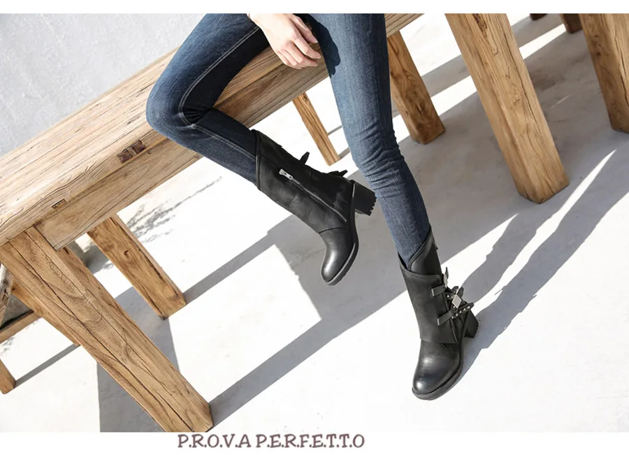 Prova Perfetto черные ботинки из овчины на толстой подошве в байкерском стиле женские ботинки с заклепками и декоративной пряжкой на ремешке женские короткие ботинки на толстом высоком каблуке