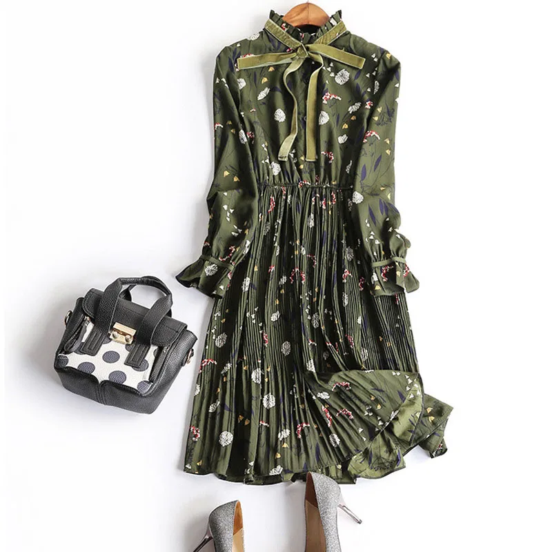 

In the spring of 2018 European collar bow ribbon gradient elegant retro heavy pleated Floral Dress