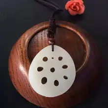 Кулон из нефрита в корне лотоса