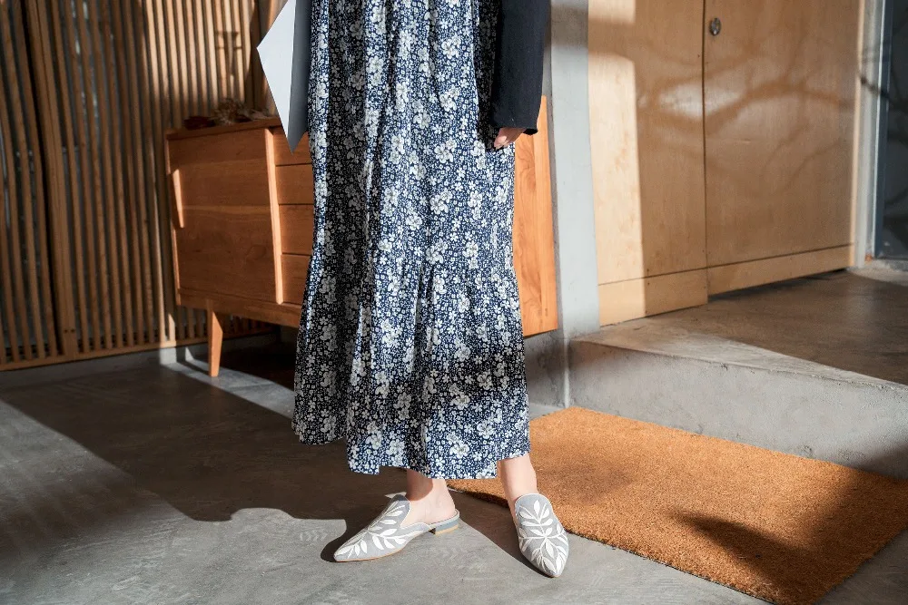 Bimolter 2019 летние женские сабо натуральная кожа обувь на плоской подошве с острым носком с тапочки Вне моды аппликации Мулы открытый FB043