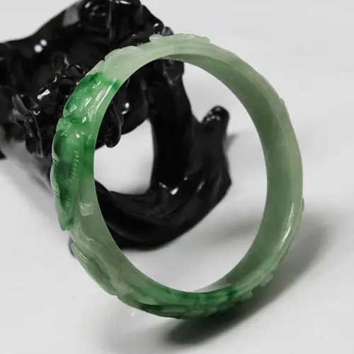 

3035 BEAUTIFUL HAND-CARVED EMERALD GREEN JADEITE JADE GEMS BANGLE BRACELET