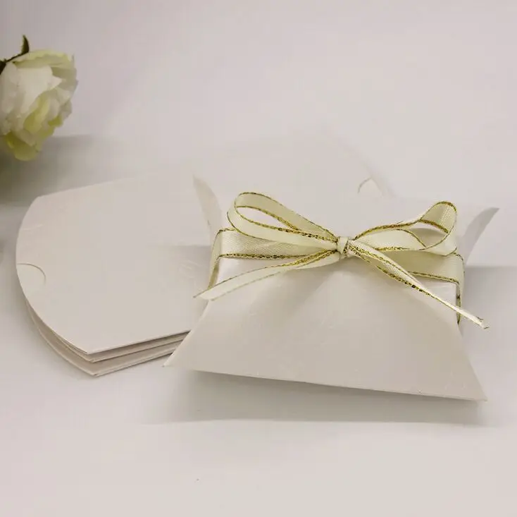 100pcs-White-And-Beige-Wedding-Gift-Boxes-Pillow-Shape-Wedding-Favor-Gift-Box-Party-Candy-Box-4